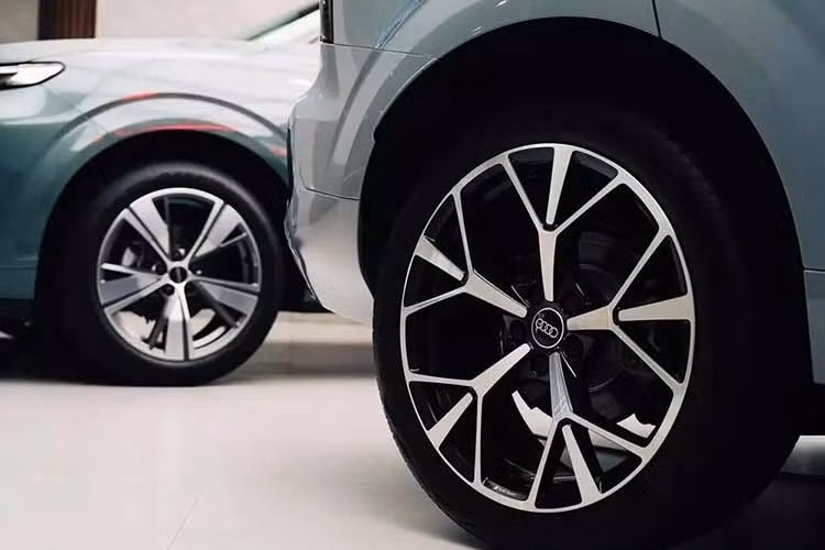 Dùng hệ dẫn động cầu trước FWD, Audi Q3 bản Tech Plus tiêu thụ lượng xăng trung bình 18,2 km/lít (khoảng 5,49 lít/100 km), giảm hơn 32,8% so với thế hệ cũ. Chế độ Coasting cho phép ngắt cung cấp xăng khi nhả chân ga, kết hợp với hệ thống Start-Stop giúp giảm tiêu thụ nhiên liệu trong trong đô thị và đường dài. Nhờ đó, xe có thể di chuyển tối đa khoảng 1.000 km sau khi đổ đầy xăng.