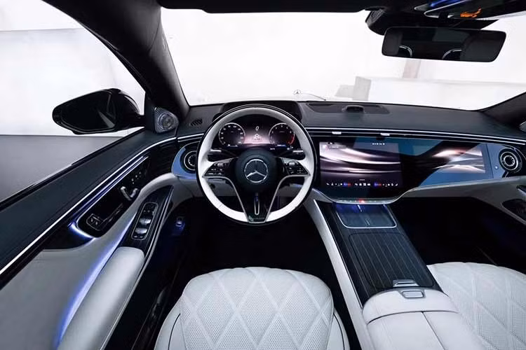 Bên trong khoang cabin, Mercedes-Maybach S-Class 2026 được định hướng trở thành một "phòng nghỉ di động" đúng nghĩa. Hệ thống màn hình siêu lớn Superscreen giờ đây sở hữu giao diện đồ họa riêng biệt cho dòng Maybach.