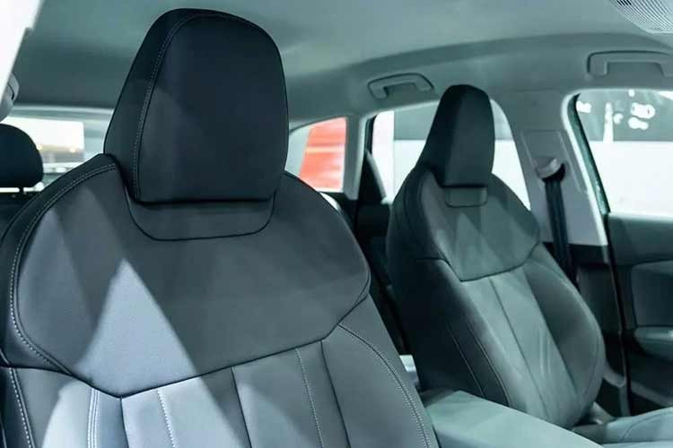 Giao diện UX/UI mới giúp hiển thị rõ ràng, dễ sử dụng, cho phép truy cập thông tin cũng như điều khiển các chức năng một cách tự nhiên khi lái xe. Tiếp theo đó là thiết kế cần số mới đặt phía sau vô lăng, giúp thao tác chuyển số thuận tiện mà không cần rời tay, đồng thời mở rộng không gian cho khu vực cụm điều khiển trung tâm.