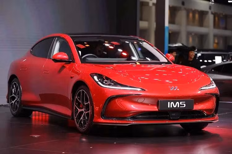 Về thiết kế ngoại thất, mẫu xe sedan MG IM5 2026 tại Thái Lan được thiết kế theo phong cách tròn trịa và mượt mà. Xe được trang bị cụm đèn pha với thiết kế như đôi mắt thằn lằn, khe gió hình chữ C ở hai góc cản trước...