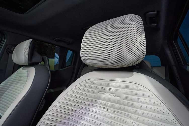 Kia EV2 là mẫu xe khá nhỏ với chiều dài chỉ khoảng 4,1 m và sở hữu thiết kế vuông vức. Xe đi kèm hệ thống đèn trước/sau nằm dọc, dải đèn LED định vị ban ngày với thiết kế bản đồ sao và mâm có đường kính từ 16-19 inch.