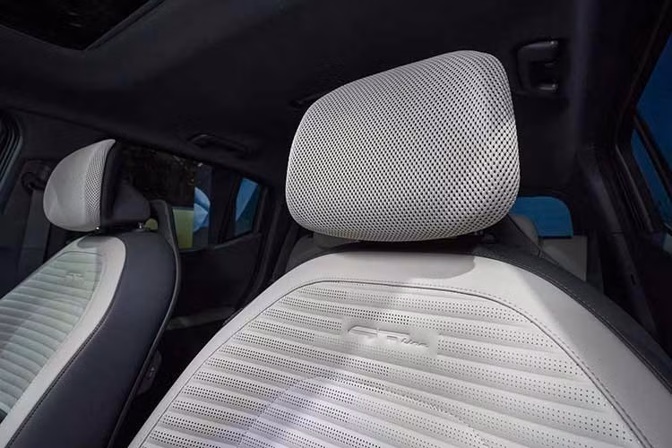 Kia EV2 là mẫu xe khá nhỏ với chiều dài chỉ khoảng 4,1 m và sở hữu thiết kế vuông vức. Xe đi kèm hệ thống đèn trước/sau nằm dọc, dải đèn LED định vị ban ngày với thiết kế bản đồ sao và mâm có đường kính từ 16-19 inch.