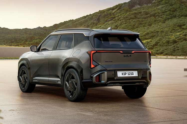 Danh mục sản phẩm gồm ba phiên bản là tiêu chuẩn, GT-Line và X-Line, với sự khác biệt chủ yếu ở chi tiết ngoại thất và trang bị. Phiên bản dành cho thị trường Mỹ sử dụng đèn định vị ban ngày màu vàng, trong khi các thị trường khác sử dụng màu trắng.