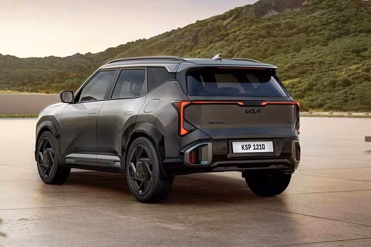 Danh mục sản phẩm gồm ba phiên bản là tiêu chuẩn, GT-Line và X-Line, với sự khác biệt chủ yếu ở chi tiết ngoại thất và trang bị. Phiên bản dành cho thị trường Mỹ sử dụng đèn định vị ban ngày màu vàng, trong khi các thị trường khác sử dụng màu trắng.