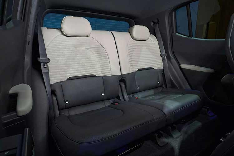 Với chiều dài cơ sở 2.565 mm, mẫu ôtô điện cỡ nhỏ nhà Kia này được trang bị khoang hành lý có dung tích tối đa 403 lít ở bản 4 chỗ. Ngoài ra, xe còn có cốp chứa đồ phía trước, nằm bên dưới nắp ca-pô với dung tích chỉ 15 lít.