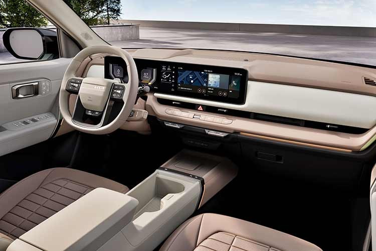 Bên trong khoang cabin, Kia trang bị màn hình cong tích hợp hai màn hình 12,3 inch cho bảng đồng hồ và hệ thống giải trí. Xe hỗ trợ các tính năng như trợ lý giọng nói, cập nhật phần mềm qua mạng, hệ thống âm thanh cao cấp, đèn nội thất và cửa sổ trời toàn cảnh.