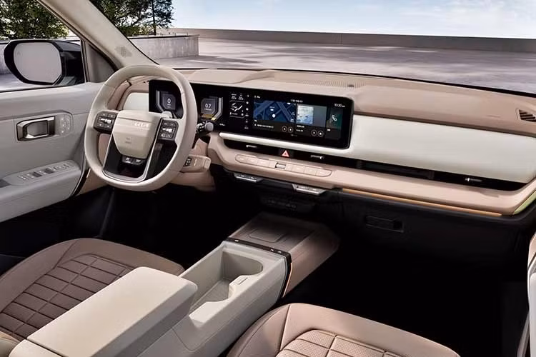 Bên trong khoang cabin, Kia trang bị màn hình cong tích hợp hai màn hình 12,3 inch cho bảng đồng hồ và hệ thống giải trí. Xe hỗ trợ các tính năng như trợ lý giọng nói, cập nhật phần mềm qua mạng, hệ thống âm thanh cao cấp, đèn nội thất và cửa sổ trời toàn cảnh.