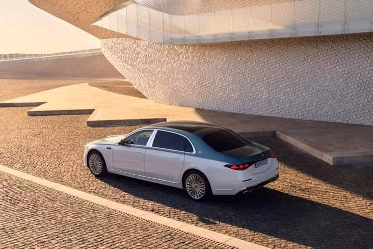 Lưới tản nhiệt của Mercedes-Maybach S-Class 2026 có kích thước lớn nay có thêm tùy chọn viền phát sáng, kết hợp cùng logo Maybach và biểu tượng ngôi sao ba cánh trên nắp ca-pô cũng có khả năng tự phát sáng tùy theo thị trường.