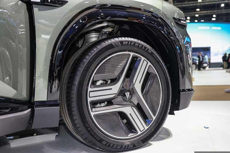 Xe có khả năng tăng tốc 0-100 km/h dưới 4 giây, phạm vi hoạt động khoảng 550 km và hỗ trợ hệ thống điện 800V cho sạc nhanh. So với "đối thủ" Tesla Cybertruck, Deepal E07 có thiết kế mềm mại và thực dụng hơn nhiều.