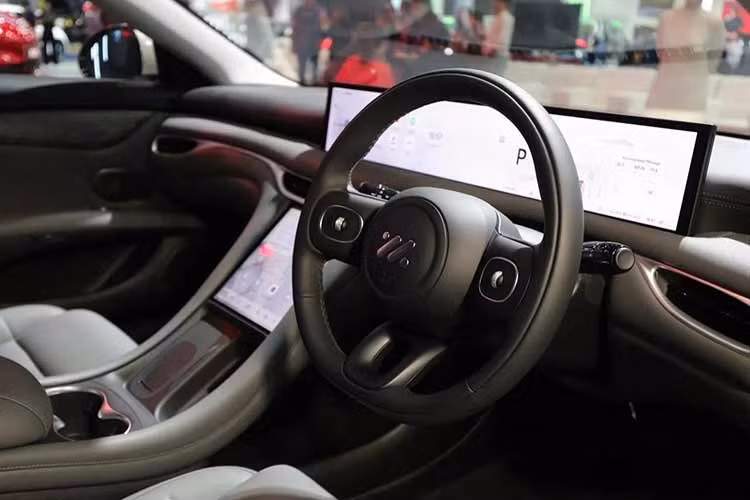 Tiếp đến là bảng đồng hồ kỹ thuật số, màn hình cảm ứng trung tâm 10,5 inch, hỗ trợ kết nối Apple CarPlay/Android không dây, hệ thống âm thanh vòm 7.1.4 Spatial Audio với 20 loa gồm 16 loa xung quanh và 4 loa trên trần...