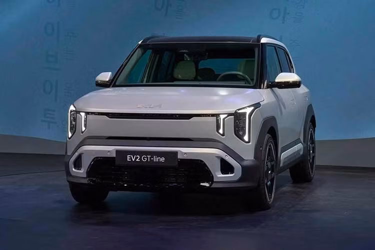 Sau khi ra mắt toàn cầu tại Triển lãm Ô tô Brussels 2026 diễn ra vào hồi đầu năm nay, Kia EV2 2026 đã chính thức được hãng nhận cọc ở Đức và các thị trường châu Âu khác với giá khởi điểm chỉ từ 26.600 Euro (khoảng 30.800 USD - tương đương 813 triệu đồng). Với mức giá này, EV2 hiện là mẫu SUV thuần điện rẻ nhất của thương hiệu Kia.