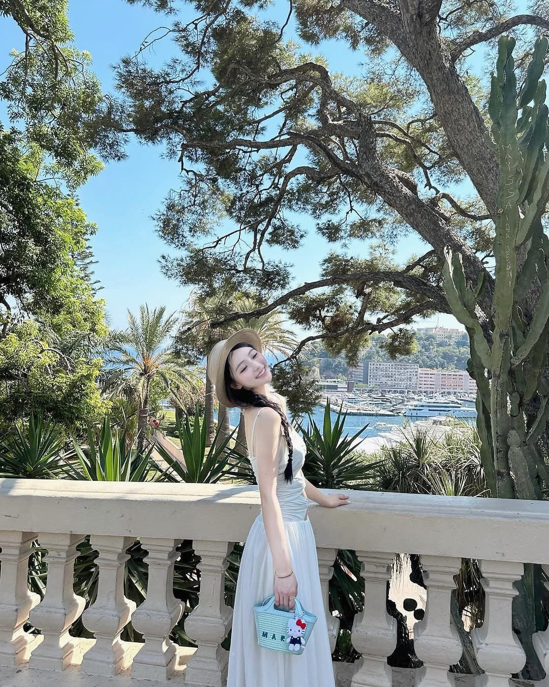 Chính sự hiếm hoi và bất ngờ này của Nhật Hạ đã tạo nên hiệu ứng bùng nổ, khiến người hâm mộ không ngừng xuýt xoa và dành tặng những lời khen có cánh.