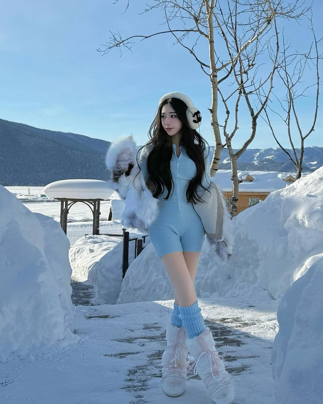 Ngay lập tức, bài đăng này của Nhật Hạ đã tạo nên một cơn sốt, khiến lượng tương tác tăng vọt, đạt mức cao gấp ba lần so với các bài viết thông thường của cô. Bởi tính năng bình luận được chính chủ hạn chế nên fan nam chỉ biết bày tỏ niềm cảm mến qua việc "thả tim" rần rần mà thôi.