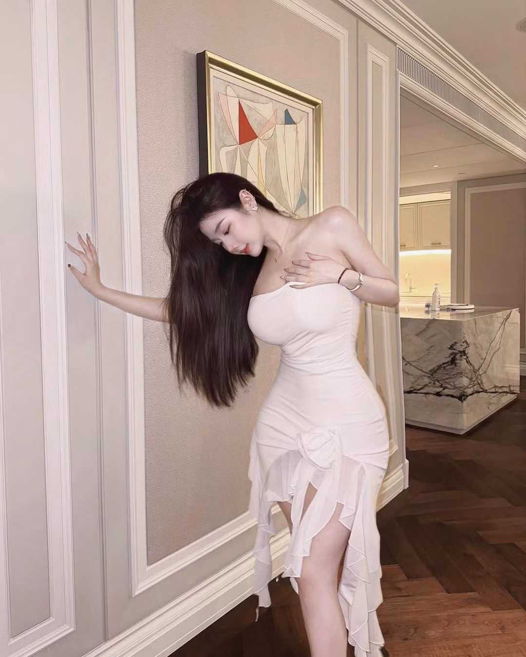 Trước đó, các bài đăng của Nhật Hạ thường xoay quanh cuộc sống thường ngày, sở thích cá nhân hoặc những khoảnh khắc nhẹ nhàng, kín đáo.