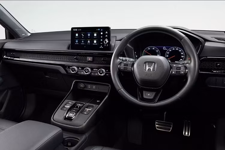 Riêng phiên bản Black Edition được trang bị sẵn hệ dẫn động AWD. Honda chưa công bố thông số cụ thể tại Nhật, nhưng ở châu Âu, hệ thống hybrid này sản sinh công suất tổng khoảng 181 mã lực, mang lại hiệu quả tiết kiệm nhiên liệu đáng kể mà vẫn đảm bảo sức mạnh đủ dùng trong nhiều điều kiện vận hành.