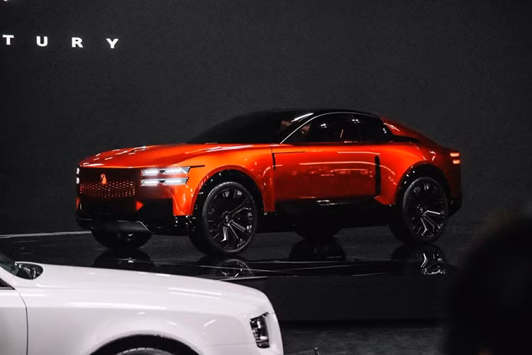 Quyết định giữ lại động cơ đốt trong không chỉ là vấn đề kỹ thuật, mà còn là tuyên ngôn về cá tính của dòng xe dành riêng cho tầng lớp tinh hoa, những người trân trọng giá trị truyền thống và sự hoàn hảo trong từng nhịp chuyển động của pít-tông.