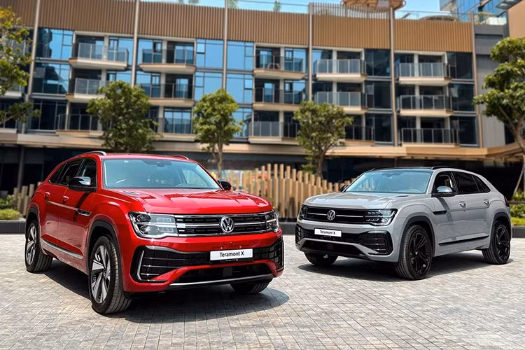 Ở phân khúc xe Đức, đại diện Volkswagen Việt Nam cũng không đứng ngoài cuộc chơi khi tung chính sách hỗ trợ 50% lệ phí trước bạ cho mẫu SUV cỡ lớn Teramont X. Với giá niêm yết từ 1,998 đến 2,168 tỷ đồng cho hai phiên bản Luxury và Platinum, mức ưu đãi này tương đương số tiền giảm trực tiếp từ 100 đến 130 triệu đồng tùy theo địa phương đăng ký lăn bánh.