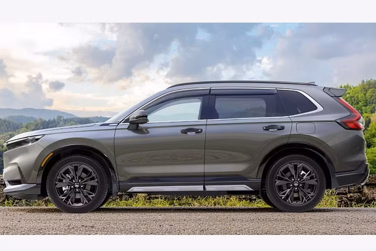 Điểm đáng chú ý là CR-V mới tại Nhật được phân phối với hai phiên bản hybrid e:HEV, gồm bản tiêu chuẩn RS và bản cao cấp RS Black Edition. Trong khi nhiều thị trường khác như Mỹ cung cấp nhiều tùy chọn, bao gồm cả các phiên bản thiên về off-road như TrailSport, thì tại Nhật Bản, Honda lại chọn cách tiếp cận đơn giản và tinh gọn hơn.