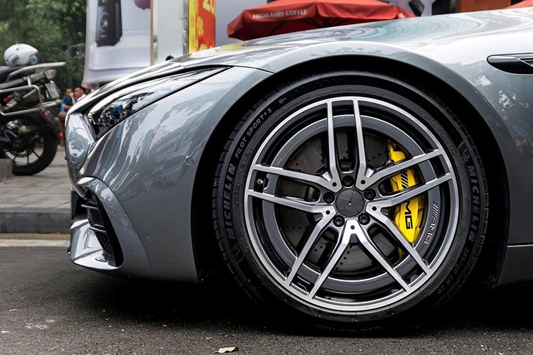 Cụm đèn pha LED mới có hình tam giác, phần hốc gió trước được nối liền, tiếp đến là hốc gió bên tích hợp thêm 2 thanh chia gió nhỏ. Mercedes-AMG SL43 sở hữu la-zăng đa chấu kép, kẹp phanh màu vàng. Phần đèn hậu LED mới, phần khoang hành lý chia làm đôi, để làm chỗ trống cất mui xe. Cuối cùng là việc xe được trang bị ống xả kép đối xứng, dạng tròn.