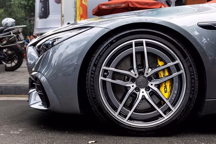 Cụm đèn pha LED mới có hình tam giác, phần hốc gió trước được nối liền, tiếp đến là hốc gió bên tích hợp thêm 2 thanh chia gió nhỏ. Mercedes-AMG SL43 sở hữu la-zăng đa chấu kép, kẹp phanh màu vàng. Phần đèn hậu LED mới, phần khoang hành lý chia làm đôi, để làm chỗ trống cất mui xe. Cuối cùng là việc xe được trang bị ống xả kép đối xứng, dạng tròn.