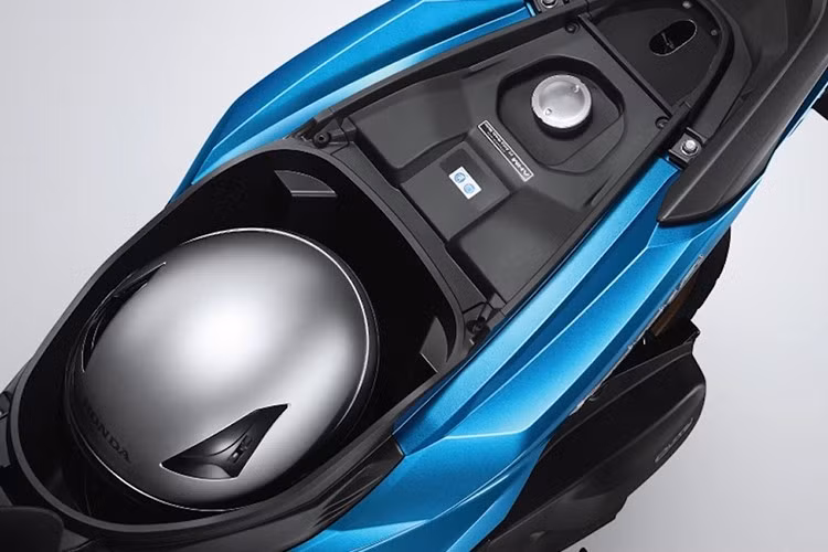 Ngoài ra, mẫu xe tay ga Honda Vario 125 thế hệ mới còn được trang bị cốp dưới yên dung tích 18 lít chứa được 1 mũ bảo hiểm cả đầu cùng một số vật dụng...