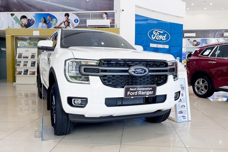 Trong khi đó, Ford Ranger tiếp tục khẳng định vị thế thống trị bằng chương trình hỗ trợ 100% lệ phí trước bạ cho hàng loạt phiên bản gồm XLS, Stormtrak, Wildtrak và Raptor. Với dải giá từ 707 triệu đến 1,299 tỷ đồng, người mua sẽ tiết kiệm được khoản chi phí từ 42,5 đến 130 triệu đồng.