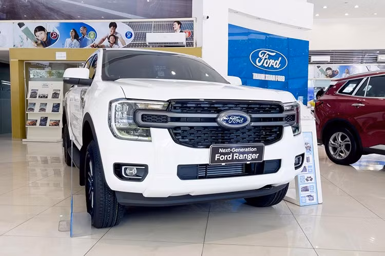 Trong khi đó, Ford Ranger tiếp tục khẳng định vị thế thống trị bằng chương trình hỗ trợ 100% lệ phí trước bạ cho hàng loạt phiên bản gồm XLS, Stormtrak, Wildtrak và Raptor. Với dải giá từ 707 triệu đến 1,299 tỷ đồng, người mua sẽ tiết kiệm được khoản chi phí từ 42,5 đến 130 triệu đồng.