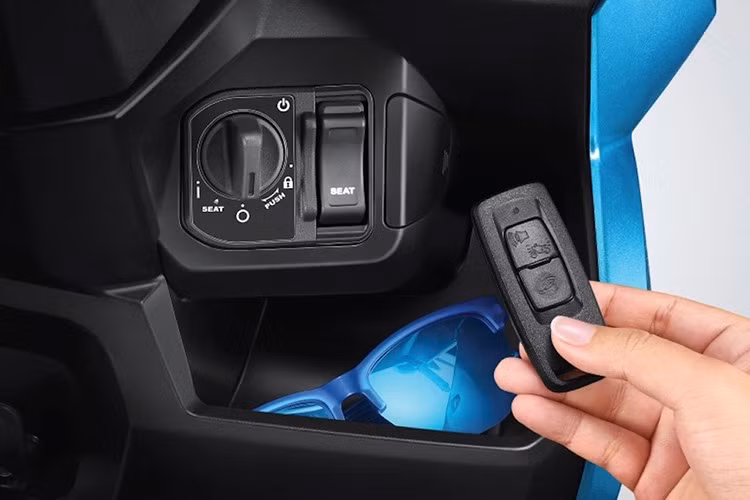 Phía dưới là hộc chứa đồ của xe là cổng sạc USB-C 5V/3A và móc treo đồ, hệ thống khoá thông minh smartkey và hệ thống dừng chờ Idling Stop đều có mặt trên Vario 125 2026.