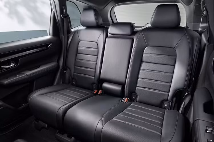 Phiên bản này cũng được trang bị thêm cửa sổ trời toàn cảnh, ghế thông gió, màn hình hiển thị HUD và đặc biệt là gói an toàn nâng cao Honda Sensing 360 – tích hợp radar và camera góc rộng giúp tăng cường khả năng phòng tránh va chạm và hỗ trợ chuyển làn trên cao tốc.