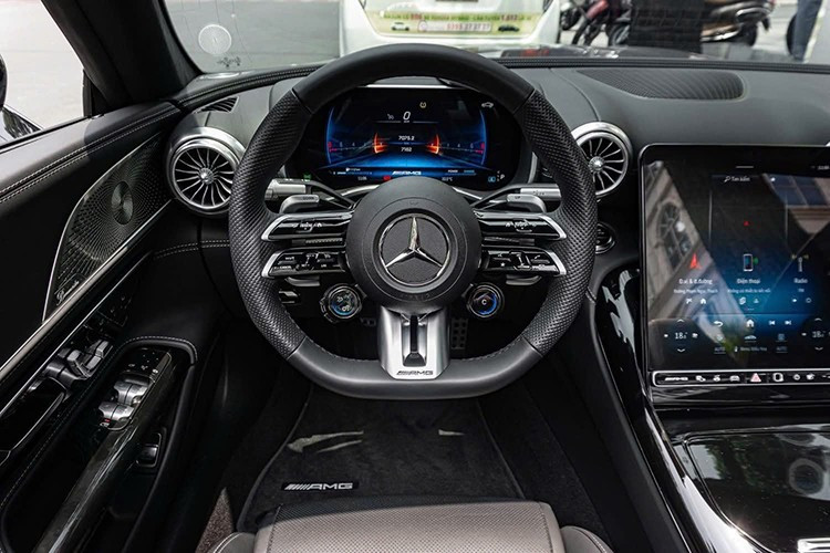 Bên trong khoang lái của Mercedes-AMG SL43, khách hàng sẽ cảm nhận ngay thế hệ mới có nhiều sự thay đổi, đầu tiên là bộ ghế phong cách thể thao, ôm lấy người ngồi sau vô lăng và ghế phụ, còn hành khách phía sau thoải mái hơn nhiều, đơn giản, hàng ghế thứ 2 dành cho con nhỏ, đi chơi cùng bố mẹ.