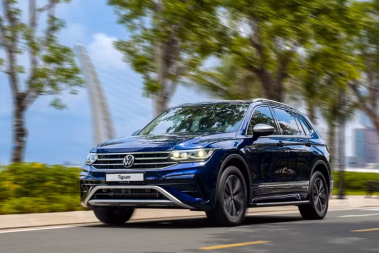 Ngoài ra, mẫu SUV cỡ trung Volkswagen Tiguan cũng đang được giảm nhẹ 50 triệu đồng, đưa giá bán về mức 1,549-1,638 tỷ đồng.