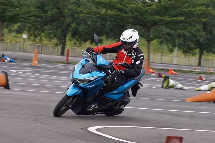 Trước sức ép cạnh tranh ngày càng lớn đến từ các mẫu xe máy điện đủ các thương hiệu, đặc biệt đến từ Trung Quốc - Honda Nhật Bản vẫn kiên trì chiến lược làm mới dải sản phẩm xe tay ga sử dụng động cơ xăng, vốn là “gà đẻ trứng vàng” tại thị trường Đông Nam Á.