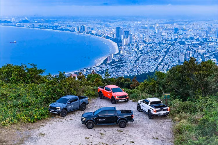 Riêng phiên bản tiêu chuẩn XL nhận mức hỗ trợ 50% trước bạ (khoảng 20 triệu đồng). Tính đến hết tháng 10/2025, Ford Ranger vẫn là mẫu xe động cơ đốt trong bán chạy nhất thị trường với tổng cộng 12.577 xe được bàn giao tới tay khách hàng Việt.