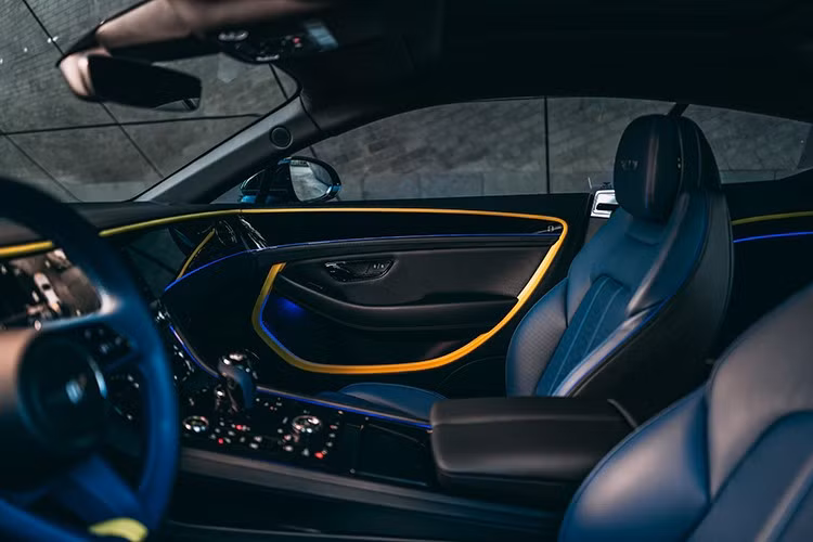 Đội ngũ thiết kế Mulliner đã dùng sắc xanh và vàng rực rỡ của ông làm nền tảng cho chiếc Continental GT sơn satin Sapphire. Phù hợp với một họa sĩ chuyên vẽ không gian ngập ánh sáng, xe được trang bị cửa sổ trời toàn cảnh. Nội thất phối da Beluga và Ocean Blue, được làm sáng bởi màu vàng Citric làm điểm nhấn cùng đường viền ghế Klein Blue nổi bật.