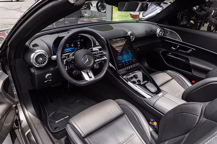 Mercedes-AMG SL43 đang bán chính hãng tại Việt Nam được trang bị khối động cơ 4 xylanh, dung tích 2.0 lít, sẽ sản sinh ra công suất tối đa 375 mã lực tại tua máy 6.750 vòng/phút và mômen xoắn cực đại 480 Nm tại tua máy 3.250 - 5.000 vòng/phút. Chưa hết, Mercedes-AMG SL43 còn có thể bổ sung thêm 13 mã lực tạm thời thông qua hệ thống hybrid nhỏ.