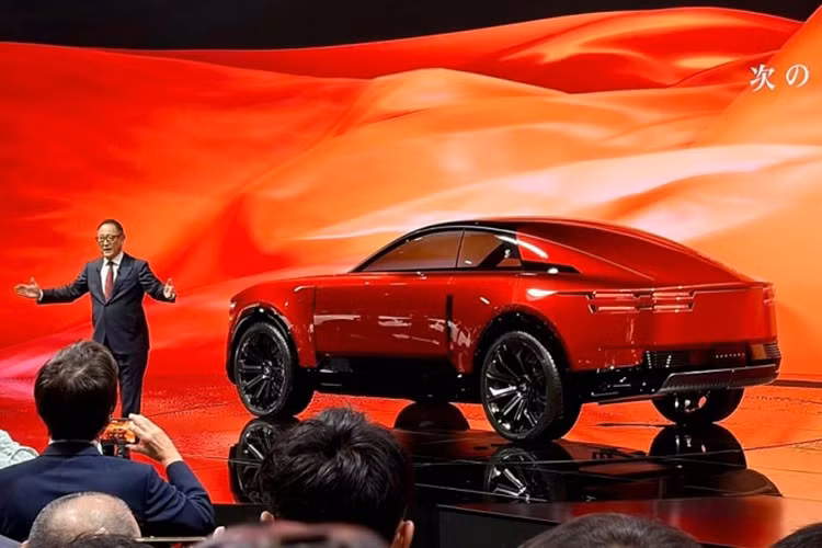 Quyết định này được xem là lời khẳng định đanh thép về bản sắc và triết lý vận hành khác biệt của Toyota trước các đối thủ sừng sỏ. Về Cái tên Century, từ lâu mẫu xe sang này đã là biểu tượng cho sự quyền quý và chuẩn mực cao nhất của Toyota tại thị trường nội địa.