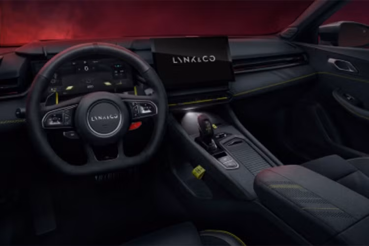 Để đảm bảo đặc tính vận hành khi thi đấu, Lynk &amp; Co trang bị cho 03+ TCR gói kỹ thuật đậm chất đường đua gồm kẹp phanh trước 6 piston, đĩa thông gió 380mm. Phía sau dùng đĩa thông gió 290mm và phanh 2 piston.