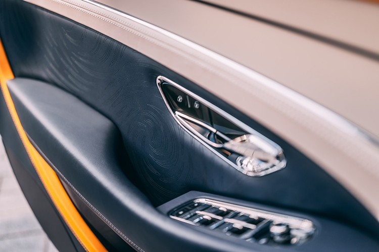 Chiếc Continental GT thứ 3 của Mulliner mang màu Dark Sapphire với đường viền Khamun yellow, sử dụng bảng màu Imperial Blue, Dark Sapphire, Linen và Khamun để gợi lên tầm nhìn độc đáo của Van Gogh. Kiệt tác “The Starry Night” (Đêm đầy sao) truyền cảm hứng cho cả màu sắc lẫn họa tiết: bầu trời xoáy trôn ốc và vầng trăng vàng được tái hiện qua đèn chào mừng và ốp cửa chạm khắc riêng.