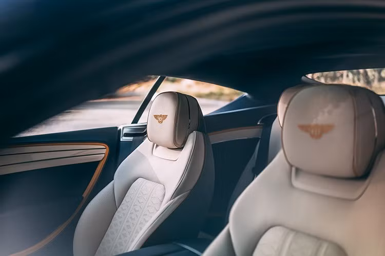 Nghệ thuật của Vincent van Gogh từng bị ruồng bỏ khi ông còn sống, nhưng sau đó những bức tranh đã được đón nhận ấn tượng, nhiều bức lấy cảm hứng từ cái nóng gay gắt của vùng Provence, nay thuộc hàng quý giá nhất thế giới.