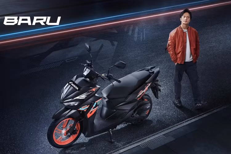 Tại Indonesia, Honda Vario 125 2026 được phân phối với ba phiên bản, giá quy đổi dao động từ khoảng 38,6 đến 41,9 triệu đồng. Trong khi đó, tại Việt Nam, Honda vẫn bán Vario 125 đời cũ theo dạng xe nhập khẩu từ Indonesia với giá đề xuất khoảng 40,73 - 41,22 triệu đồng.