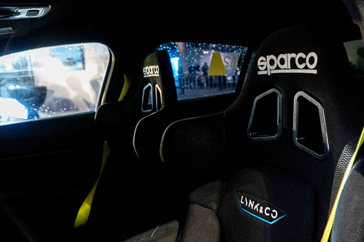 Trọng lượng kèm tài xế được Lynk &amp; Co đặt mục tiêu ở mức 1.265kg, đảm bảo tỷ lệ công suất/trọng lượng tối ưu cho thi đấu. Lynk &amp; Co cho biết 03+ TCR trước mắt sẽ tập trung vào các giải chạy nước rút (sprint).