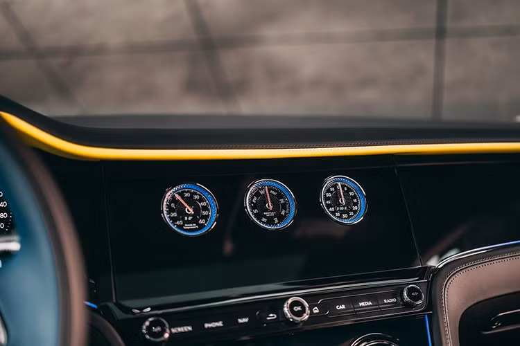 Họa tiết đám mây cuồn cuộn từ kiệt tác “The Little Street” (1658) được chọn làm hình chiếu đèn chào mừng và ốp cửa. Tấm ốp táp-lô lớn và các dải ốp ngang quanh cabin đều được hoàn thiện bóng Piano, điểm nhấn đặc biệt là vòng trong và núm xoay Bentley Rotating Display được sơn Klein Blue.