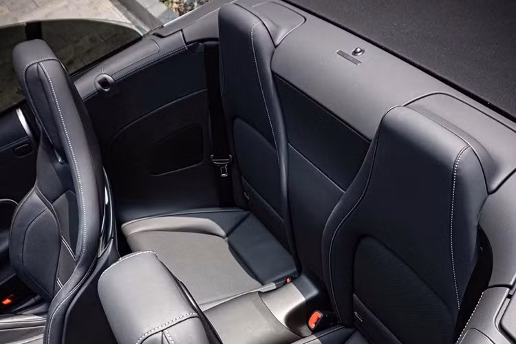 Các chế độ lái được điều chỉnh bằng núm xoay trên cần số, hệ thống tùy chỉnh âm thanh ống xả là những trang bị tiêu chuẩn, có trên chiếc xe thể thao mui trần Mercedes-AMG SL43 thế hệ thứ 7. Cửa gió điều hòa mô phỏng cánh quạt các máy bay chiến đấu.