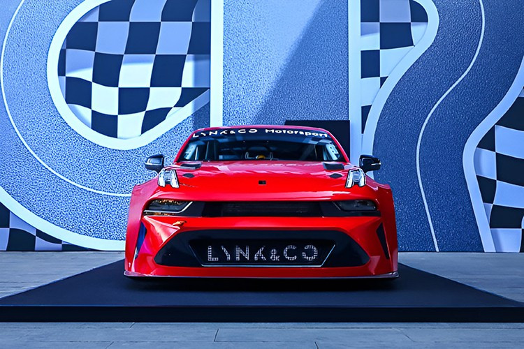 Kết quả, khối động cơ trên Lynk &amp; Co 03+ TCR 2026 mới đạt sức mạnh 345,2 mã lực và 420Nm, kết hợp hộp số tuần tự "Xtrac 1046" 6 cấp với lẫy chuyển số, cấu hình thường thấy trên các mẫu xe đua chuyên nghiệp.