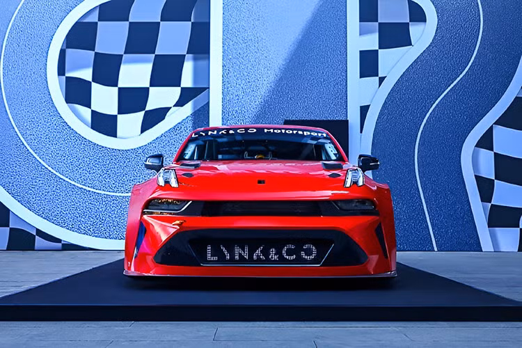 Kết quả, khối động cơ trên Lynk &amp; Co 03+ TCR 2026 mới đạt sức mạnh 345,2 mã lực và 420Nm, kết hợp hộp số tuần tự "Xtrac 1046" 6 cấp với lẫy chuyển số, cấu hình thường thấy trên các mẫu xe đua chuyên nghiệp.