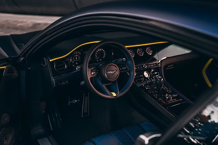 Johannes Vermeer được xem là một trong những họa sĩ vĩ đại nhất của Thời kỳ Hoàng kim Hà Lan. Các bức tranh của ông tràn ngập ánh sáng trong trẻo, lạnh giá của thành phố Delft quê hương ông.