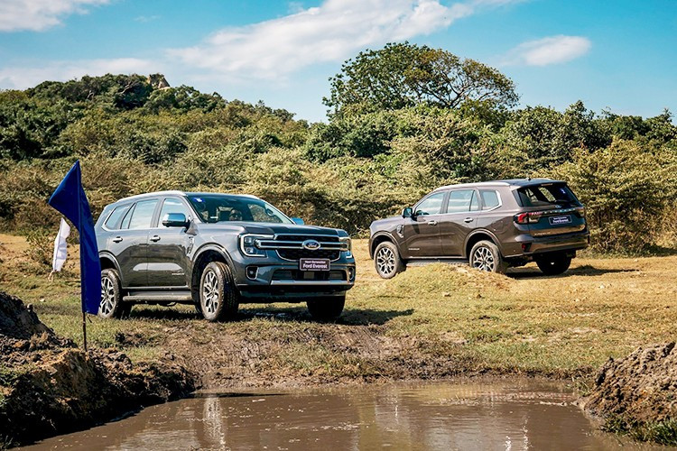 Thị trường ôtô Việt Nam đang bước vào giai đoạn nước rút sôi động nhất năm 2025. Không chỉ riêng nhóm xe phổ thông giá rẻ, phân khúc gầm cao cỡ lớn với tầm giá trên 1 tỷ đồng cũng trở thành tâm điểm chú ý khi ghi nhận mức giảm sâu hiếm thấy. Các hãng xe và đại lý đang đồng loạt tung ra những ưu đãi kỷ lục nhằm tăng tính cạnh tranh và giải quyết bài toán hàng tồn kho trước thềm năm mới.