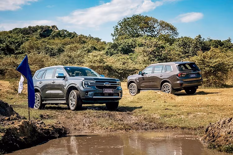 Thị trường ôtô Việt Nam đang bước vào giai đoạn nước rút sôi động nhất năm 2025. Không chỉ riêng nhóm xe phổ thông giá rẻ, phân khúc gầm cao cỡ lớn với tầm giá trên 1 tỷ đồng cũng trở thành tâm điểm chú ý khi ghi nhận mức giảm sâu hiếm thấy. Các hãng xe và đại lý đang đồng loạt tung ra những ưu đãi kỷ lục nhằm tăng tính cạnh tranh và giải quyết bài toán hàng tồn kho trước thềm năm mới.