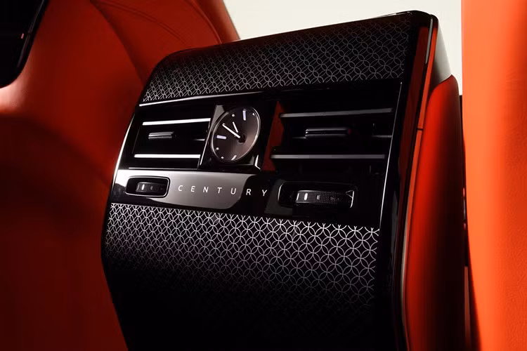 Giới chuyên môn hiện đang đưa ra nhiều kịch bản về hệ truyền động của Century Coupe. Nếu xét trên dải sản phẩm hiện có, phiên bản Century sedan đang sử dụng động cơ V8 5.0L, trong khi biến thể Century SUV lại được trang bị động cơ V6 3.5L kết hợp công nghệ Plug-in Hybrid. Việc tận dụng lại một trong hai cấu hình này sẽ là phương án an toàn và tối ưu chi phí cho Toyota.