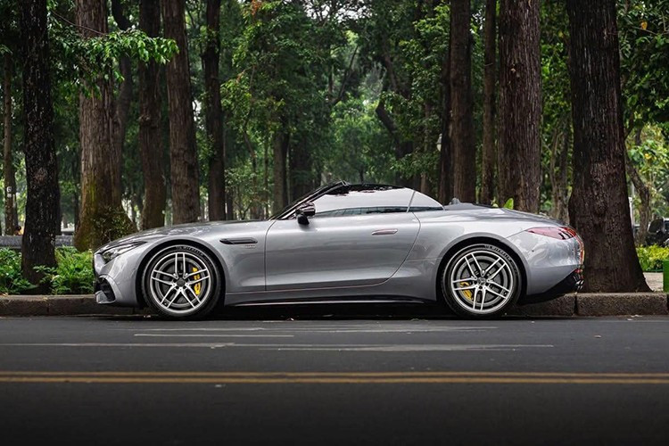 Nhưng phải hơn 1 năm từ lúc ôm xe Mercedes-AMG SL43, showroom mới tìm thấy khách đặt mua. Hiện chiếc Mercedes-AMG SL43 này hay bị bắt gặp lăn bánh tại Tp.HCM. Mercedes-AMG SL43 đang bán chính hãng tại Việt Nam thuộc thế hệ thứ 7. Xe có phần mặt tiền khá ấn tượng với lưới tản nhiệt vòng cung, được tạo hình bằng các nan dọc, nằm chính giữa vẫn là logo ngôi sao 3 cánh.